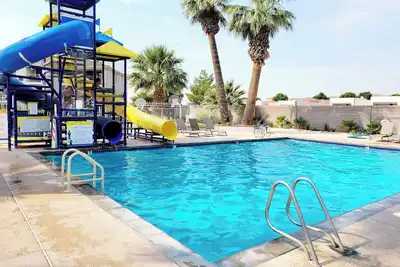 Image de V 20| 3 Levels home! Las Palmas access * Hot Tub * Pickleball * Roller rink!