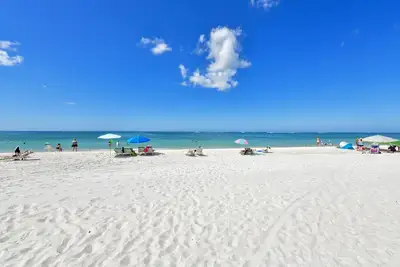Image de Gorgeous unit, view of the beach off balcony