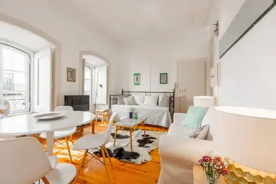 Image de Spacious, Bright and Sunny Apt, By TimeCooler