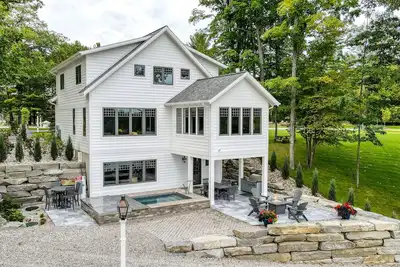 Image de Traverse City Lakemore Resort, New Luxury Lakefront Home on Arbutus Lake