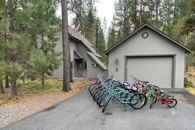 Image de 10 Star Retreat! Hot Tub/Bonus Room/Loft/Ac/Sharc/Bikes & Fully Remodeled Fun!