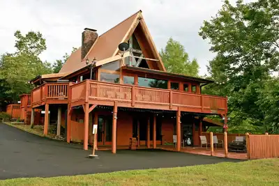 Image de High in Helen, A frame House and Cabin