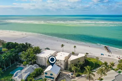Image de Charming Suite w/ Shared Pool, High-Speed WiFi - Steps to the Beach