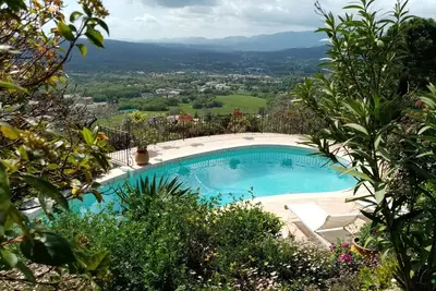 Image de Vue époustouflante, Studio au bord de la piscine dans un écrin de verdure.