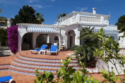 Absolutely prime location - far reaching seaviews, 5 mn stroll to beaches & town