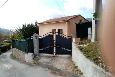 Image de Villa de 70 m2 avec terrasse et jardin Ă 30 km du port de Nice. sentier de rand