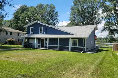 Image de 5-Bedroom All-Sports Lake Retreat: Hot Tub, Wi-Fi, Fire Pit, Kayaks & More!