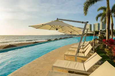 Image de A luxurious beachfront property to delight any traveler's vacation dreams.