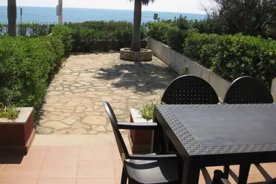 Image de Apartamento con patio grande y vistas magníficas (un minuto de la playa! )