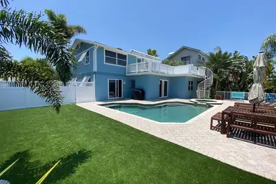 Image de Escape to Paradise: Luxe Waterfront 3br/3ba w/Pool, Hot Tub & Fishing Dock