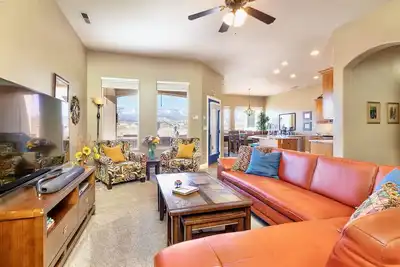 Image de Upscale with Mtn Views, Hot Tub, 25 Mins to Zion Np