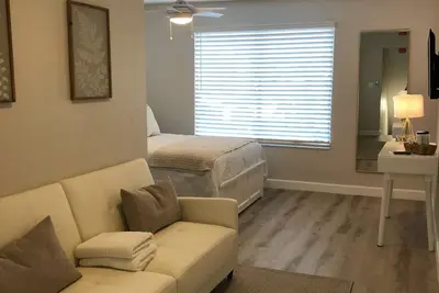 Image de Beautiful newly renovated charming Loft at Little Havana. Entire apartment!