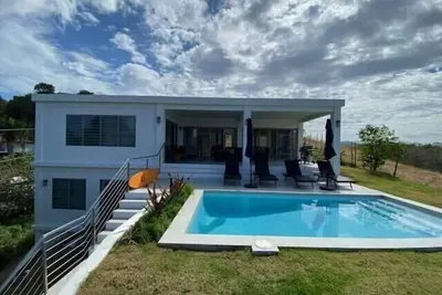 Image de The Ranch At La Joya is a three bedroom modern farm house at Tres Palmas Estates