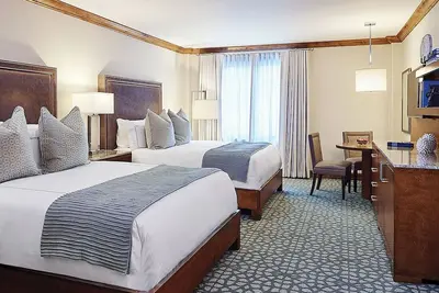 Image de Vail Village Sebastian Resort 2 Queen Room - pool, spa, hot tubs, dining onsite!