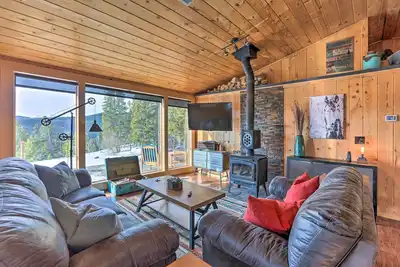 Image de 2 Mi to St Mary’s Glacier: Modern Cabin w/ Hot Tub