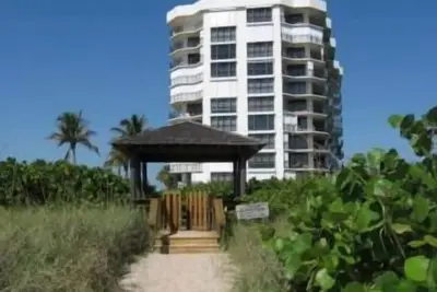 Image de Luxurious Beach Front 1st Floor 2/2 Condo