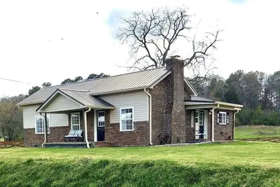 Image de Cozy Brick Farmhouse with Jetted Hot Tub + Gas fire place!
