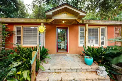 Image de Downtown dog-friendly home with outdoor shower, level 2 Ev charger