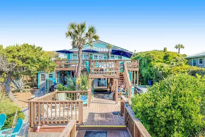 Image de Colorful Oceanfront Triplex w/ Ocean Views, Firepit, WiFi, and Great Deck