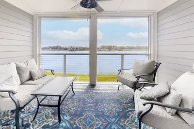 Image de Newly renovated two-story waterfront condo with screened porch, pool, & tennis