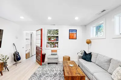 Image de Dog-friendly duplex close to beach with outdoor shower and washer/dryer