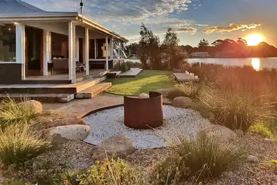 Image de Reimagined Designer Lakehouse in Prime Location