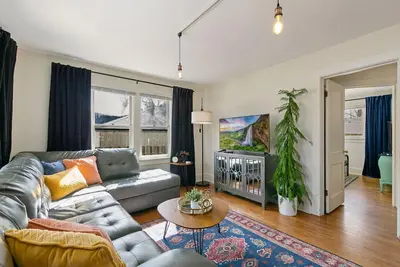 Image de Mulberry Place: A Charming Cottage Near Old Town!