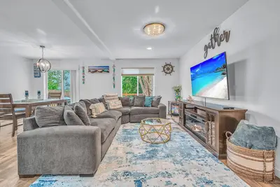 Image de Modern Coastal Getaway • HotTub • Family • Pets Welcome