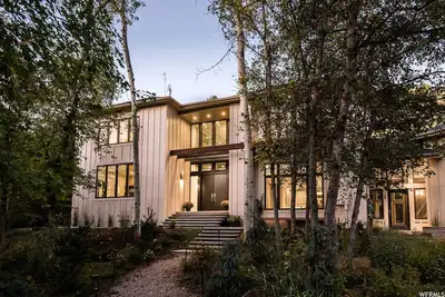 Image de 25-Bed, Amenity-Rich Estate in a Private Forest