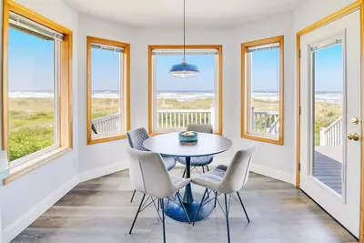 Image de Ocean Front with Hot Tub, Dog Friendly!