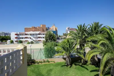 Image de Appartement animé avec grande piscine