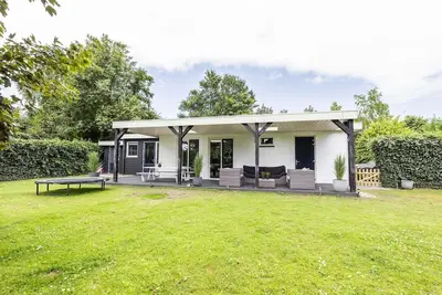 Image de Geräumiges, schön eingerichtetes Ferienhaus im ruhigen Park \"Prinsenhof\"