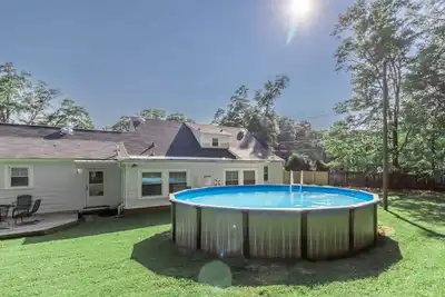 Image de Pool! Near Fort Moore & Downtown - Our White House