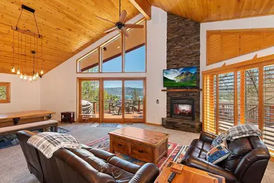 Image de A Heavenly View by Destination Big Bear : Million Dollar View in this Beautifully Remodeled Custom Home in North Shore! Lake Views! Game Table! Pet Friendly!
