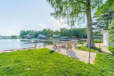 Image de Lake Shore Getaway by SoCharm | Newly renovated w/guest boat house