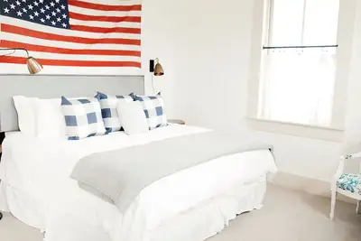 Image de Carlton Landing! Meeting House- King bed en suite!
