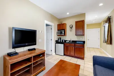 Image de Cozy & Clean Second-Story Suite w/ Kitchenette & Free WiFi - Walk to the Harbor