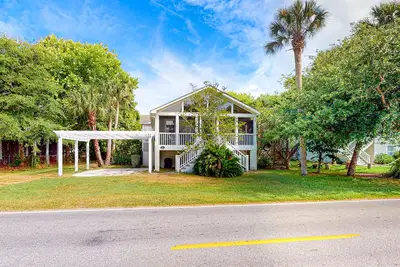 Image de Two-minute walk to the beach - home with screened porch, sundeck, WiFi & W/D