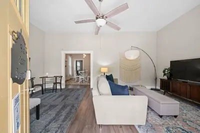 Image de Pet friendly 5 minute walk to Bath House!