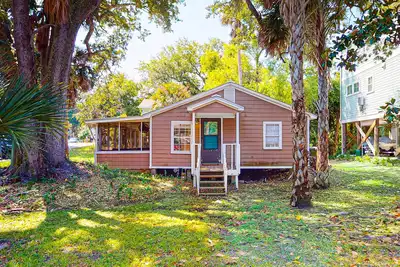Image de Downtown Folly Beach home with free WiFi, washer/dryer, smart Tv, & more