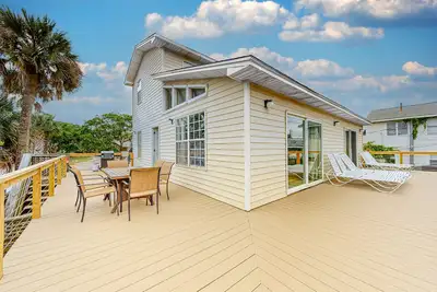 Image de Dog-Friendly Beach Home w/ Free WiFi & Private Washer/Dryer - Near Beach & Pier