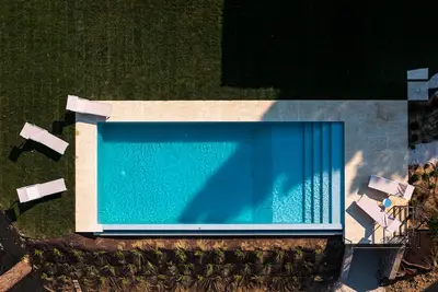 Exceptionnelle villa de charme 17p. avec piscine privée et vue imprenable.