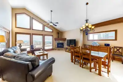 Image de Ski-in/ski-out townhouse right next to lifts - private hot tub, fast WiFi & W/D