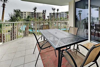 Image de Pool view condo w. direct beach access, lazy river + great amenities