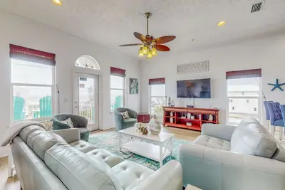 Image de Gulf-view condo with beach across the street, balcony, Ac, washer/dryer, & WiFi