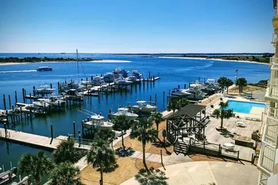Image de 5th Floor Condo with breathtaking views of Beaufort Waterfront & Carrot Island.