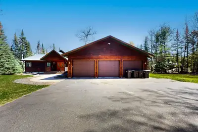 Image de Dog-friendly lodging w/ scenic deck, pool table, lake dock, & free WiFi