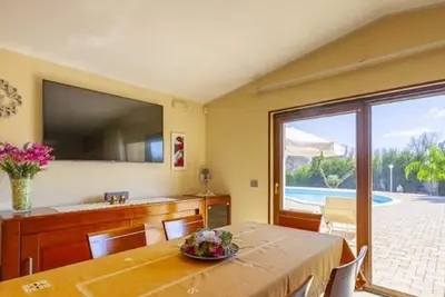 Image de Villa avec piscine privée et air conditionné
