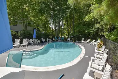 Image de New Listing! Bright and beachy updates in a quite area with great location to both beach and town. Book today!