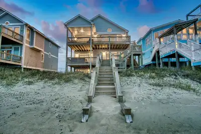 Image de Salty Haven - Upscale 6 Br Oceanfront Home In the Heart of Surf City!